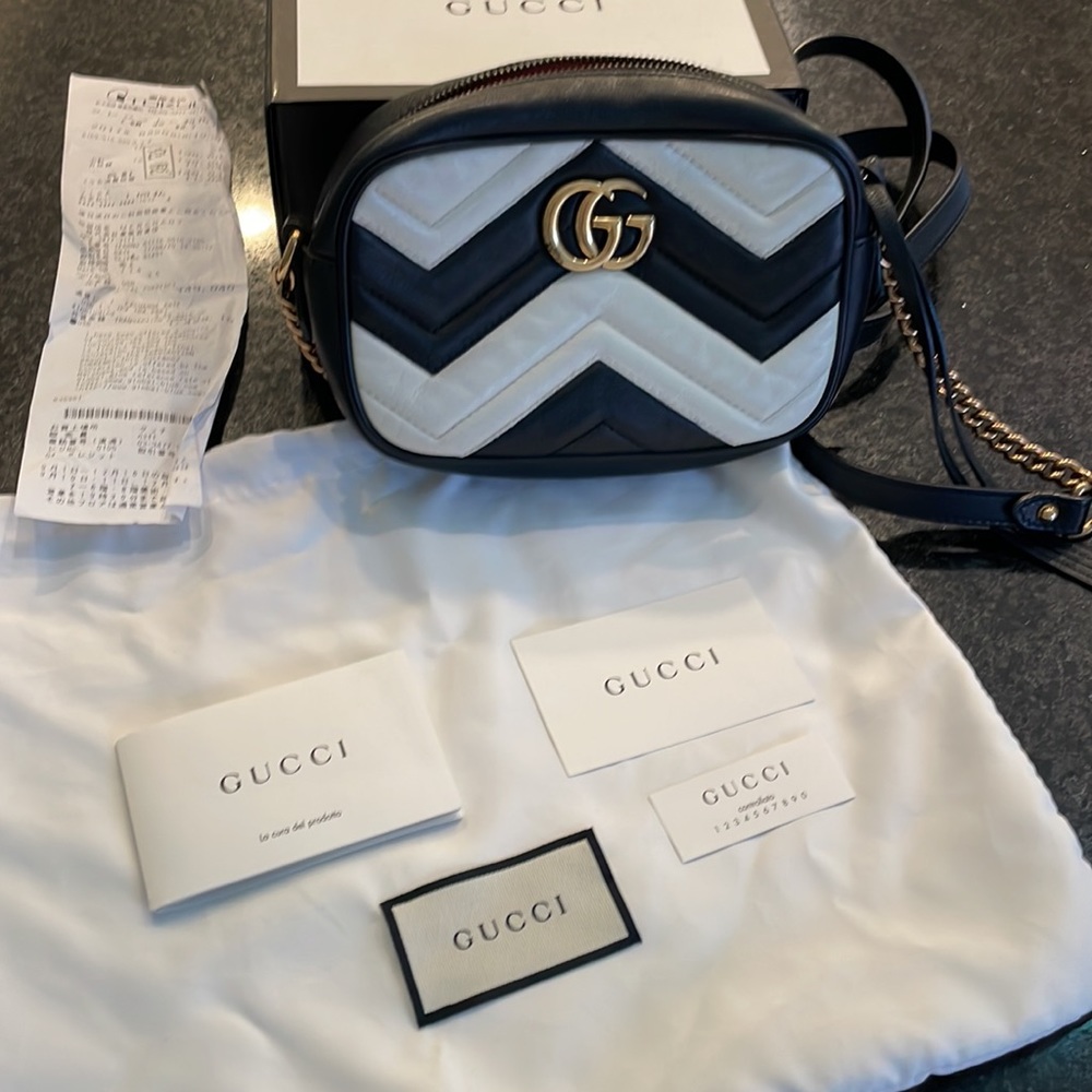 GUCCI GG Marmont Camera Crossbody Bag in Two Tone Black/White Chevron - Picture 3 of 15